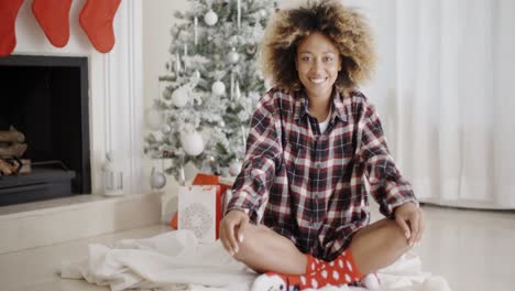 Lächelnde-Junge-Frau-In-Einem-Weihnachtswohnzimmer