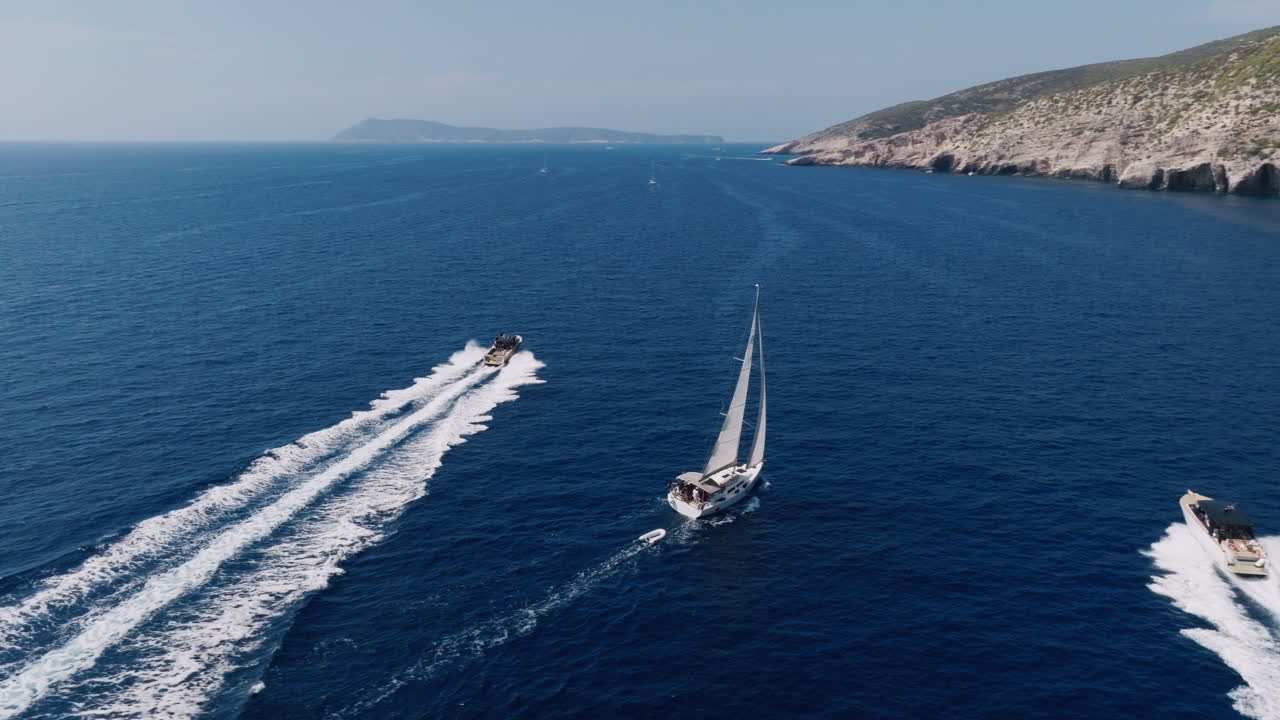 Barche a vela e motoscafi nell'oceano