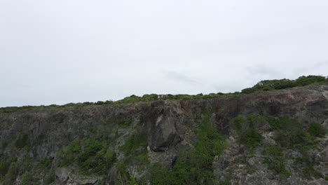 turistas disfrutando de la vista en la punta de la grande vigie, guadeloupe