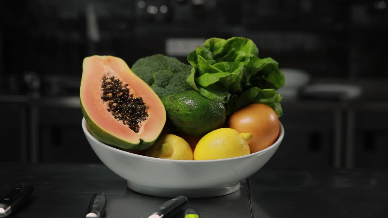 frutas y verduras variadas en un cuenco