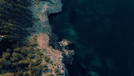 Barco-De-Vela-En-Una-Bahía-Remota,-Agua-De-Mar-Azul-Turquesa-Clara,-Isla-De-Palma-De-Mallorca