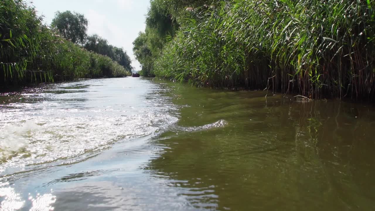 viajando sobre las aguas turbias del delta del danubio -cerrar