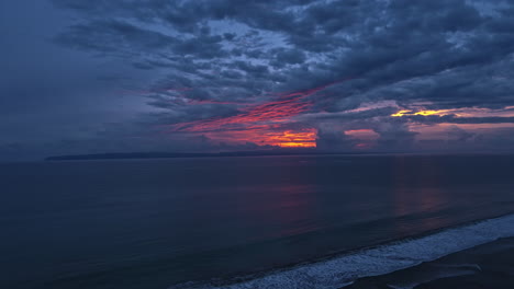 Cuando-El-Día-Se-Encuentra-Con-La-Noche,-El-Horizonte-Costero-De-Costa-Rica-Se-Enciende-Con-Naranjas-Ardientes-Y