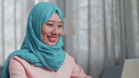 푸른색 히자브 를 입은 미소 짓는 여자