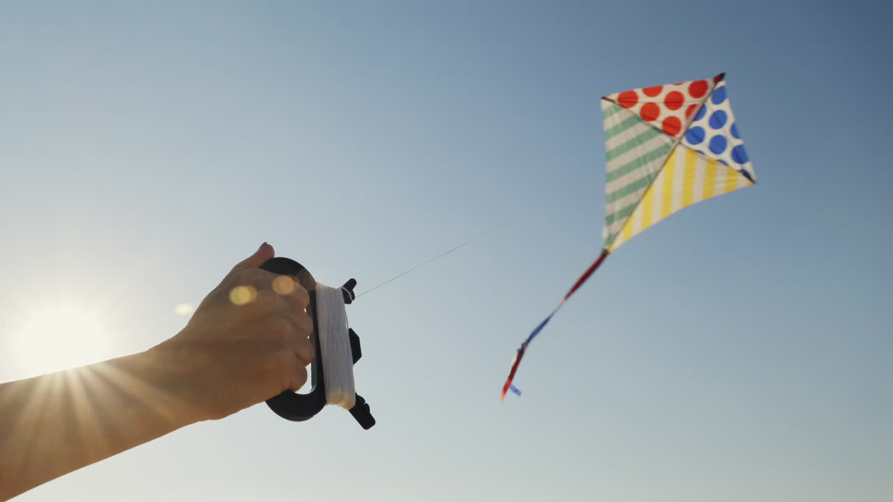 rueda giratoria plástico de color, molino de viento con viento soplando contra de turbinas eólicas parque eólico atardecer cielo de día soleado verano. descendiendo disco brillante del sol más allá del horizonte en el campo. destello de la lente. relajarse