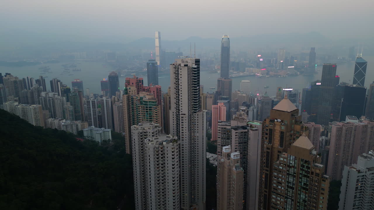 Vista aérea da paisagem urbana de Hong Kong e do Porto Victoria ao entardecer