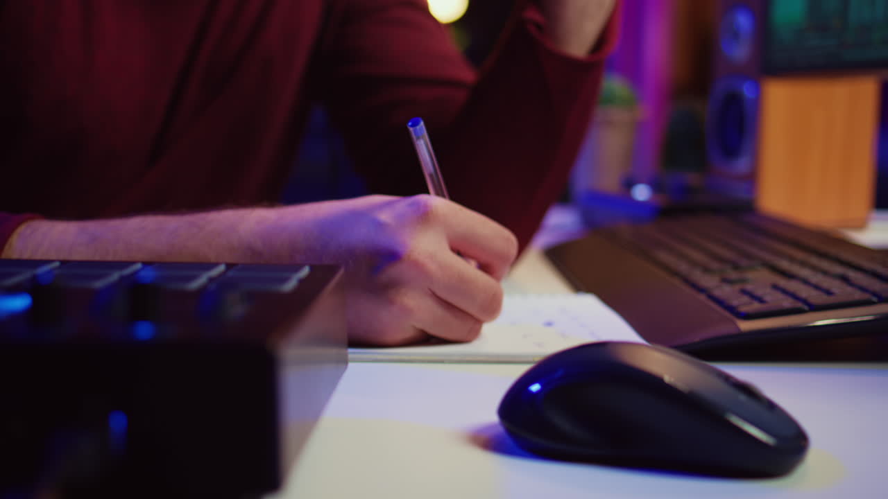 compositor desarrollando una pista original en su estudio de casa