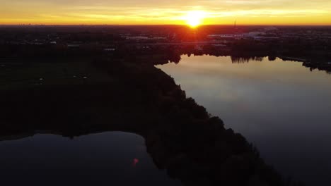 puesta de sol desde una gran altitud con luz amarilla dorada
