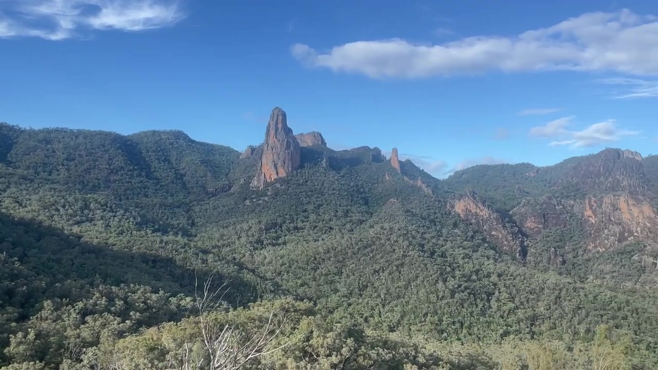 Vista da Montanha Warrumbungle através da paisagem australiana acidentada | Imagens cênicas em 4K