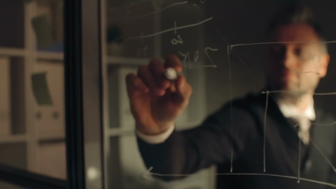 창 크리스탈에 공식을 쓰는 남자의 외부