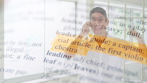 animazione di testo evidenziato su uomo eccitato che celebra in una stanza luminosa
