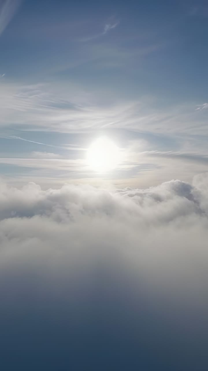 Video verticale: telecamera che cattura un paesaggio sole-nuvole che si trasforma sopra le nuvole per uno scenario che mostra i cirri