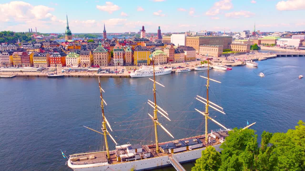스웨덴 스홀름의 스케프홀멘 섬에 정박한 아프 채프만 타일 선박 호스텔