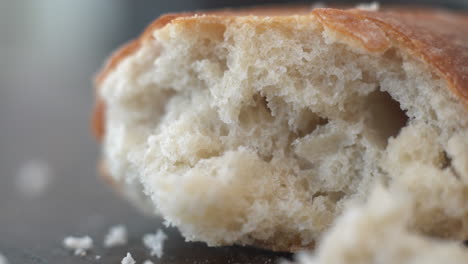 empuje el enfoque macro sobre el pan y las migas de pan: gluten, culpa, dieta, fuente de alimento antigua, trigo