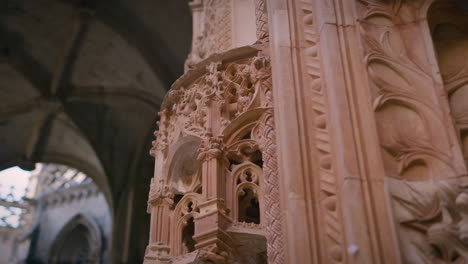 Kloster-Batalha-Unvollkommene-Kapellen-Schöne-Säule-Detail-Zeitlupe