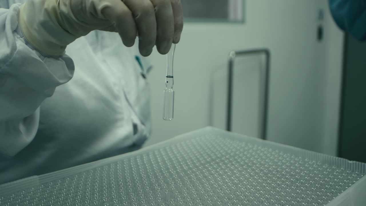 Inquadratura statica di un chirurgo che tiene una fiala
