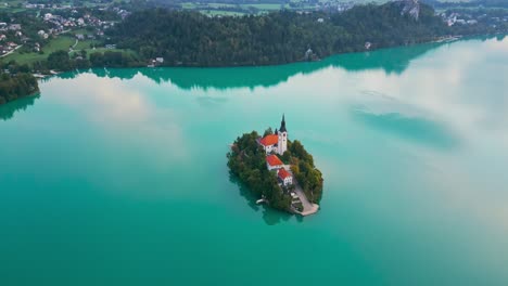 Lago-Sangrado-De-Eslovenia-Con-La-Icónica-Isla-De-La-Iglesia,-Vista-De-órbita-Aérea