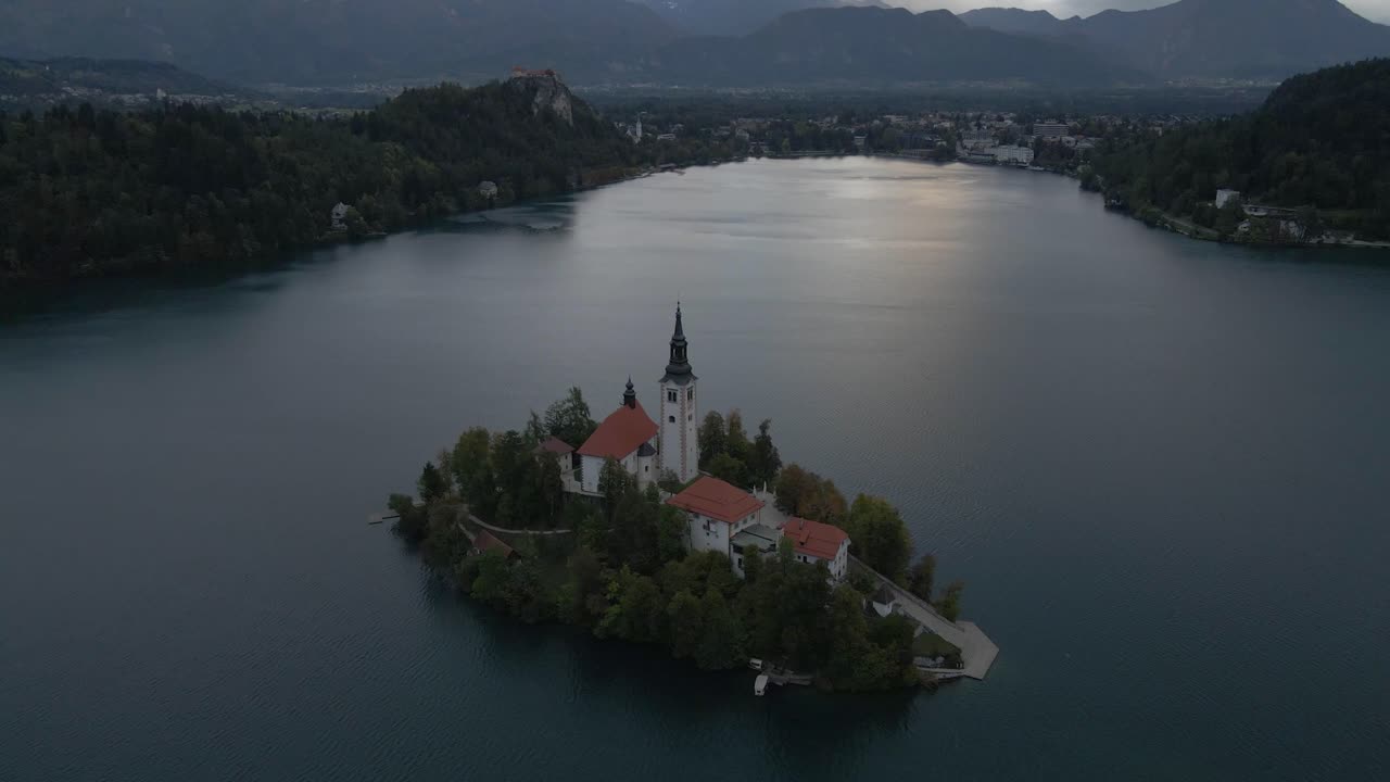 Wschód słońca nad jeziorem Bled z kościołem na wyspie i Alpami Julijskimi, Słowenia