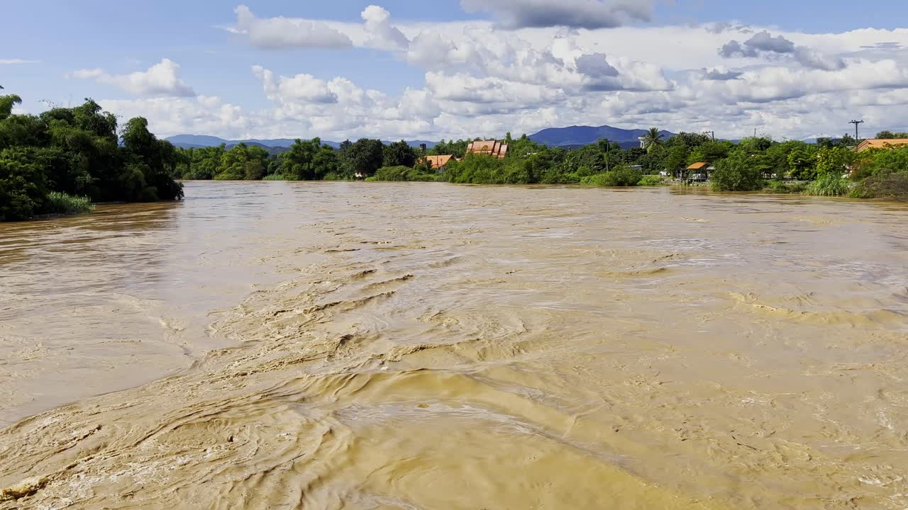 inundaciones repentinas fangosas en la provincia de chiang mai en el norte de tailandia