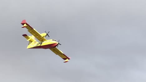 avión amarillo en acción en el aire