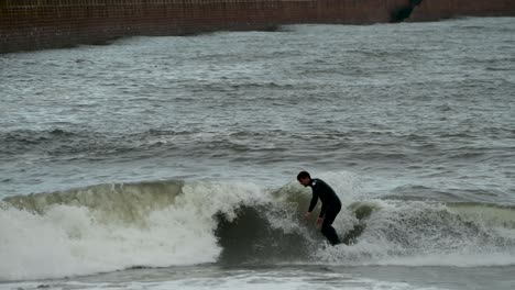 Surfen-Entlang-Des-Roker-Beach-Pier