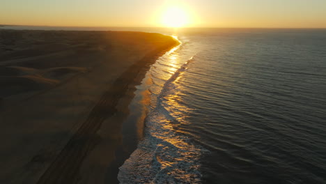 Tranquilo-Amanecer-Sobre-La-Playa-De-Maspalomas:-Vista-Aérea-De-La-Belleza-Costera-De-Gran-Canaria