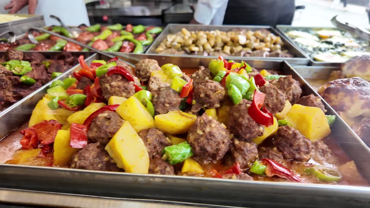 Polpette calde con patate e peperoni in un buffet di ristorante
