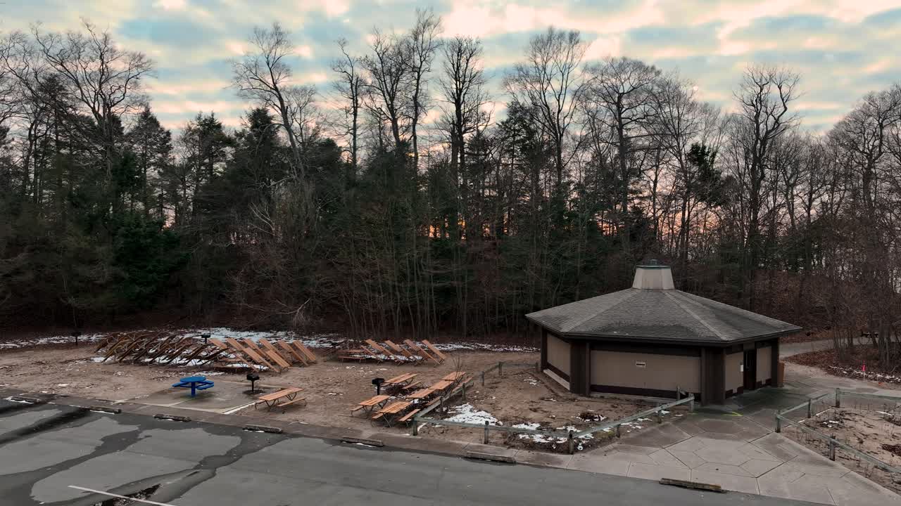 나무들은 겨울 초에 아름다운 해가 지는 것을 약간 막고 있습니다.