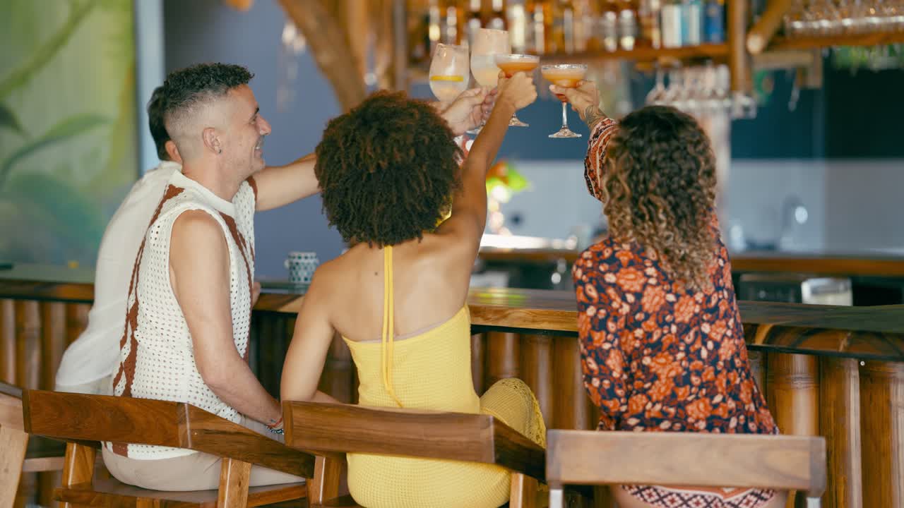 Amici che brindano con i cocktail in un bar