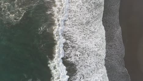 衝向岸邊的海浪的空中景色