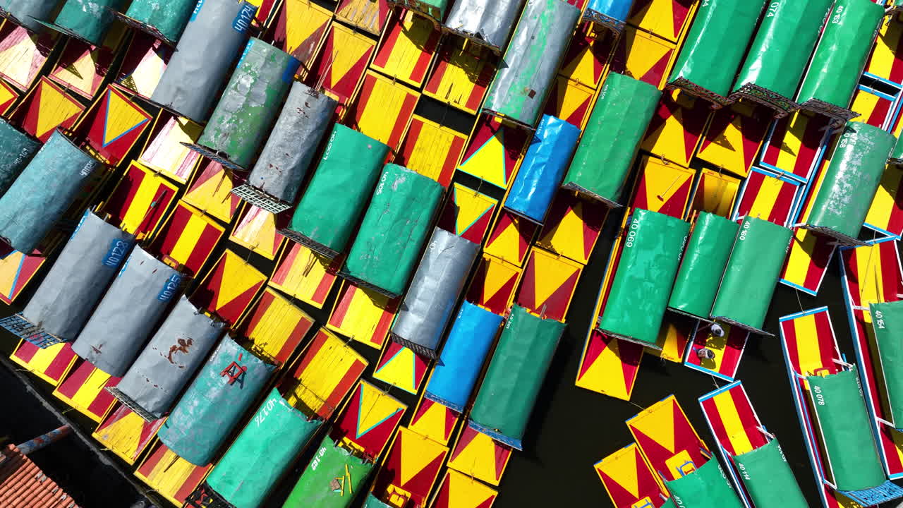 drones de ojo de pájaro disparados sobre barcos trajinera en el lago xochimilco, en méxico