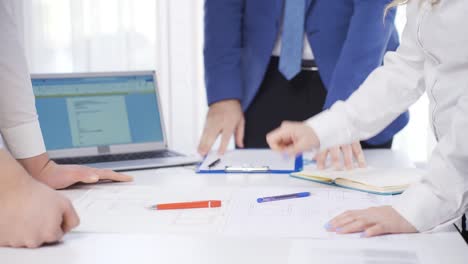 después de completar el trabajo en el proyecto, el equipo se da la mano.