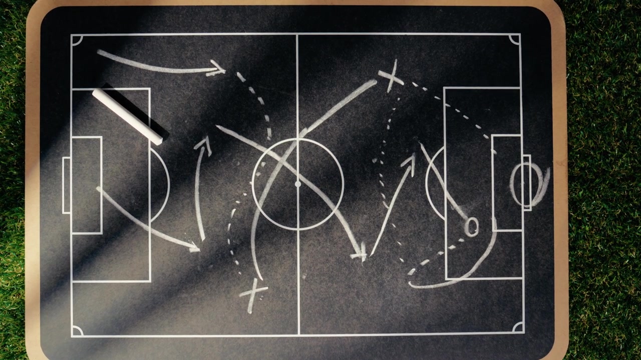 Tattiche di calcio disegnate su una lavagna sull'erba