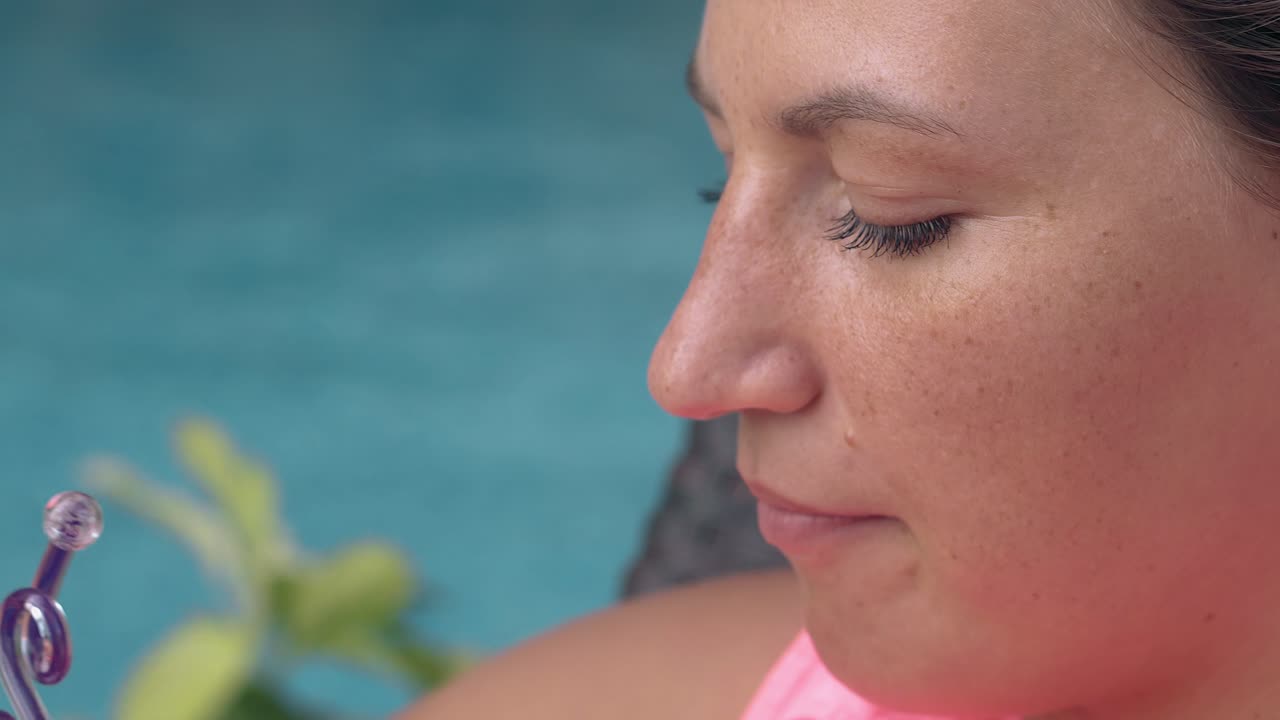 una mujer atractiva se acuesta en una silla de estar bebiendo refrescos