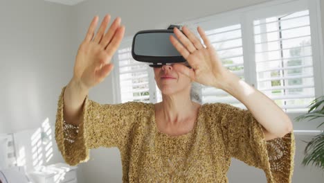 Kaukasische-ältere-Frau-Trägt-VR-Headset-Und-Hat-Spaß