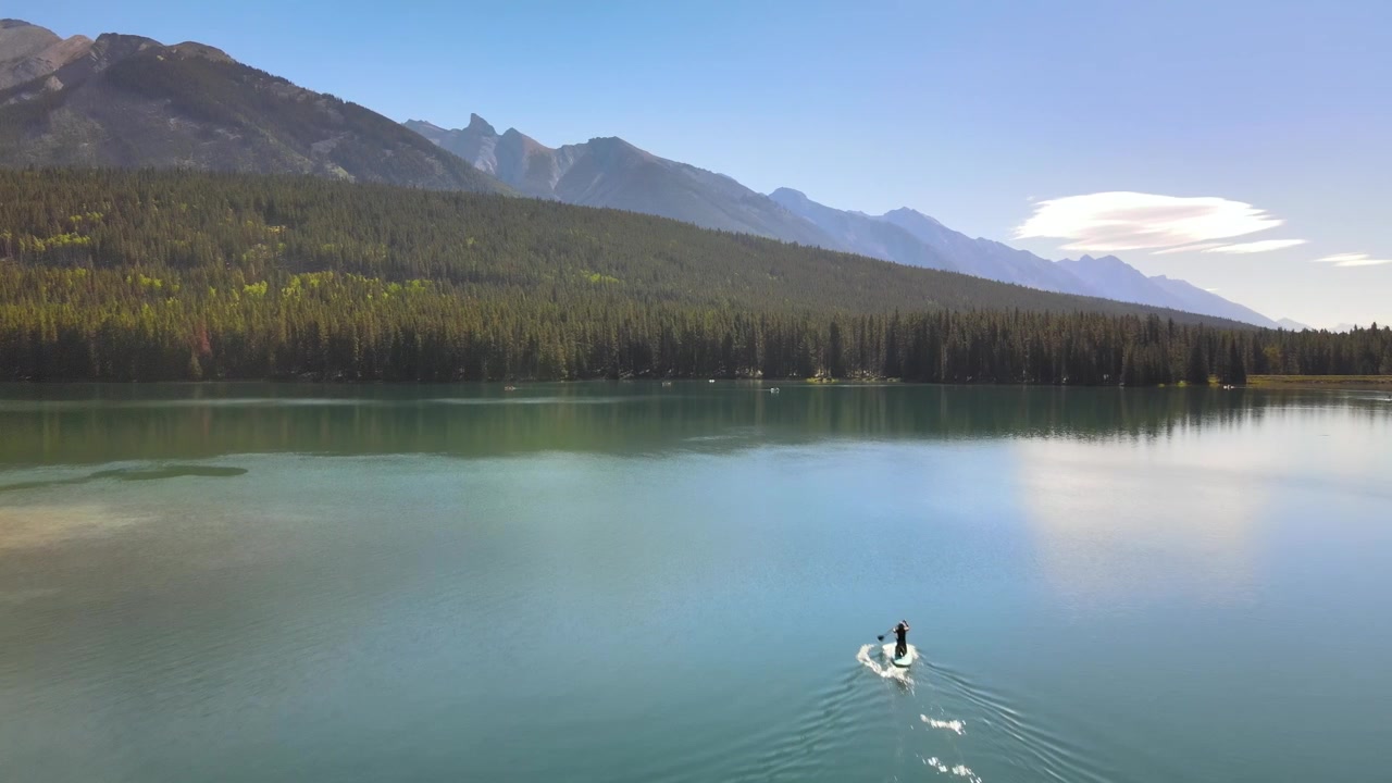 Paddleboarding ved Two Jack Lake i Banff.