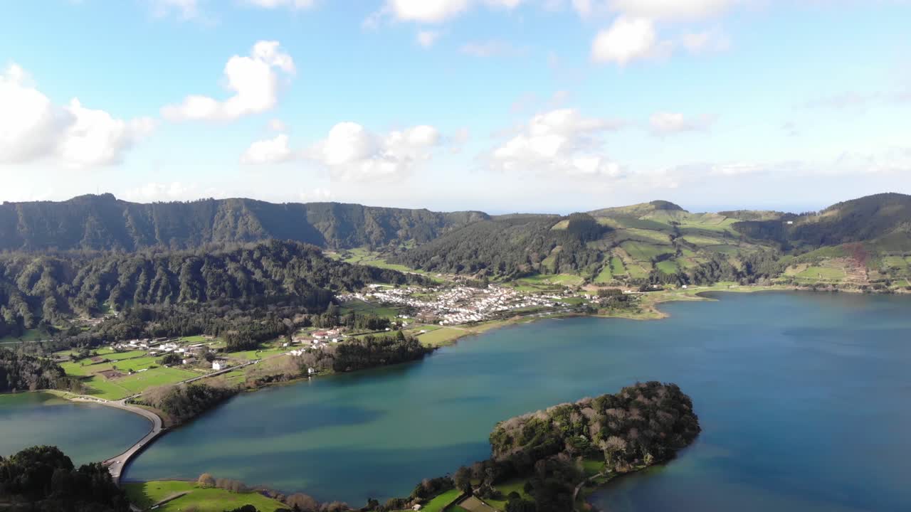 sete cidades, ponta delgada, azores의 lagoa azul 파노라마 - 팬 샷