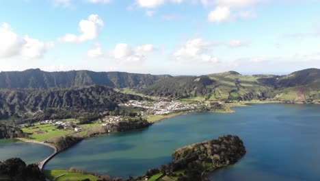 Panorámica-De-Lagoa-Azul-En-Sete-Cidades,-Ponta-Delgada,-Azores---Pan-Shot