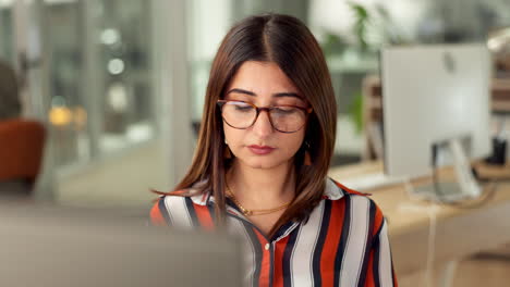 mujer en el entorno de la oficina