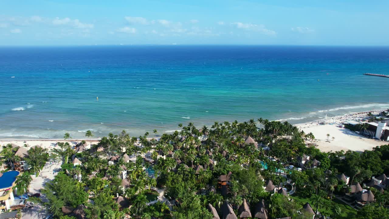 Costa de playa tropical de arena blanca con océano azul en un día soleado en Playa del Carmen, México, aérea