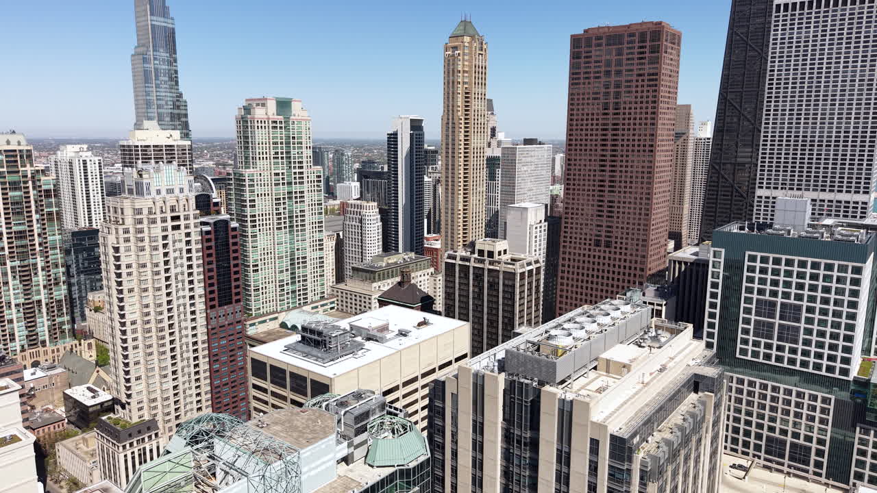 Grattacieli e torri del centro di Chicago, vista aerea da drone in una giornata di sole, skyline della città, Illinois USA