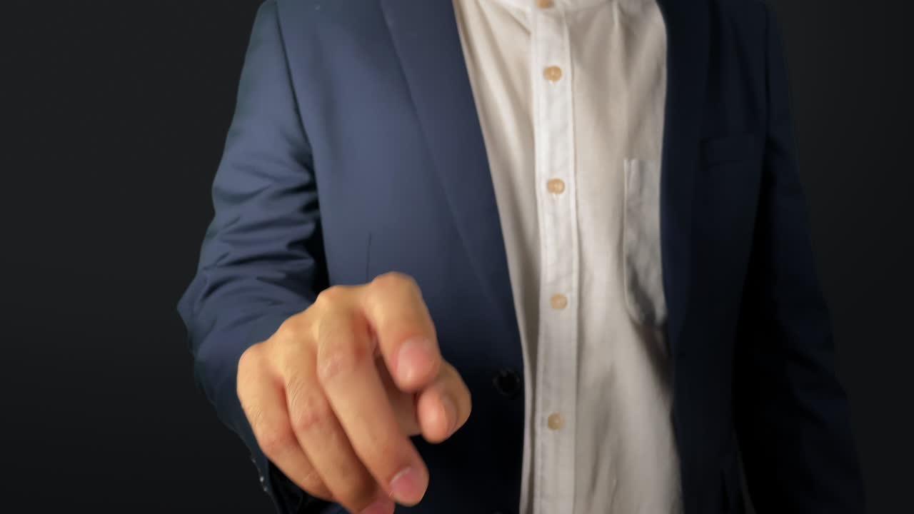 hombre de negocios trabajando clic en la pantalla digital