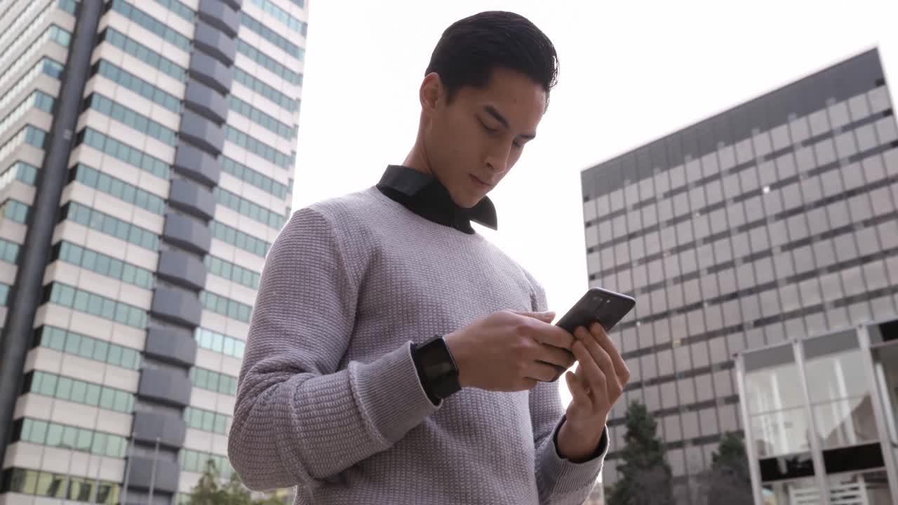 이동 중인 전문적인 젊은이