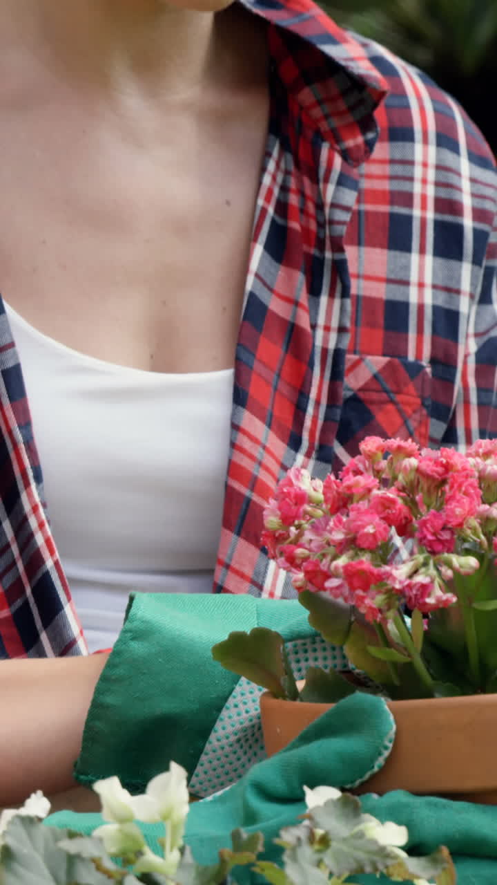 madre en el jardín con su hija