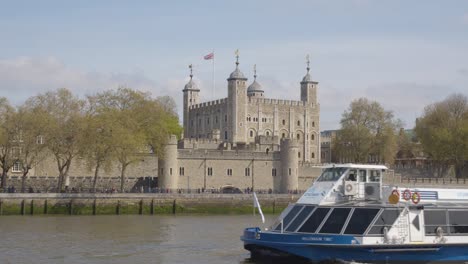 Blick-Auf-Die-Skyline-Und-Den-Tower-Of-London-Vom-Touristenboot-Auf-Der-Themse-1