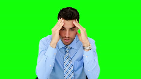 un joven empresario tiene dolor de cabeza.