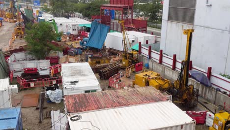 Sitio-De-Construcción-Desordenado-Vacío-Durante-Una-Fuerte-Tormenta-De-Lluvia