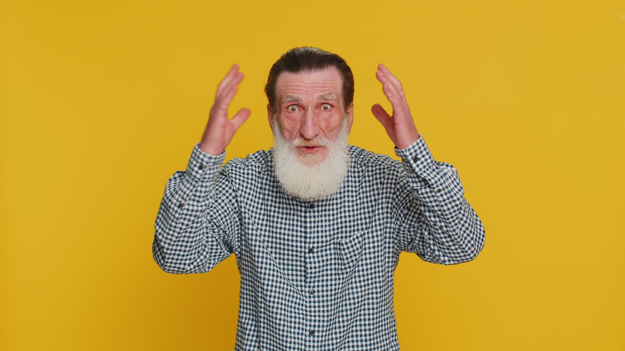 흥분한 남자는 커다란 눈으로 카메라를 쳐다보며 놀랐다. 갑작스러운 승리에 충격을 받았다.