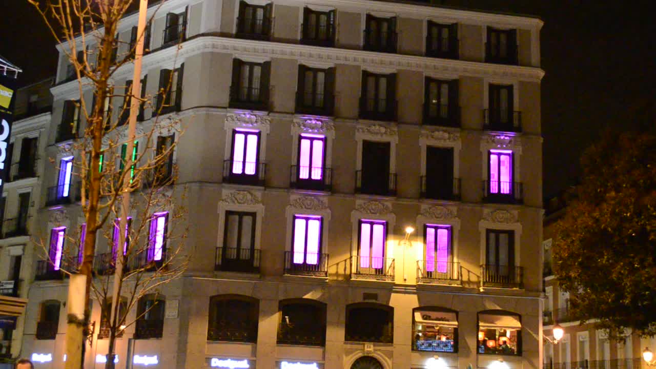 PLAZA DEL CALLAO. Hotel en la zona de Madrid. Habitaciones vacías parpadean