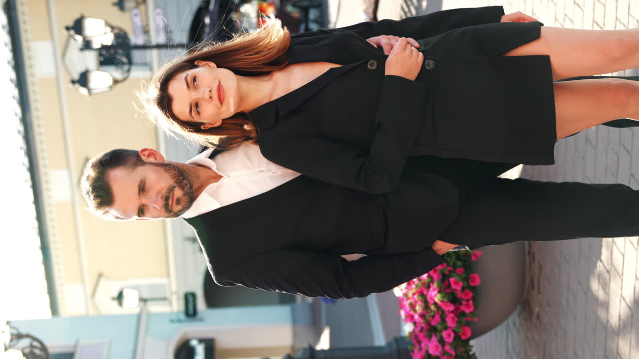 한 부부가 도시 거리에서 손잡고 고 있다